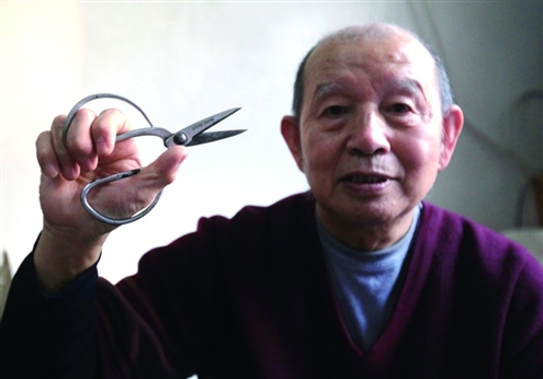 这把剪刀跟了徐健60多年